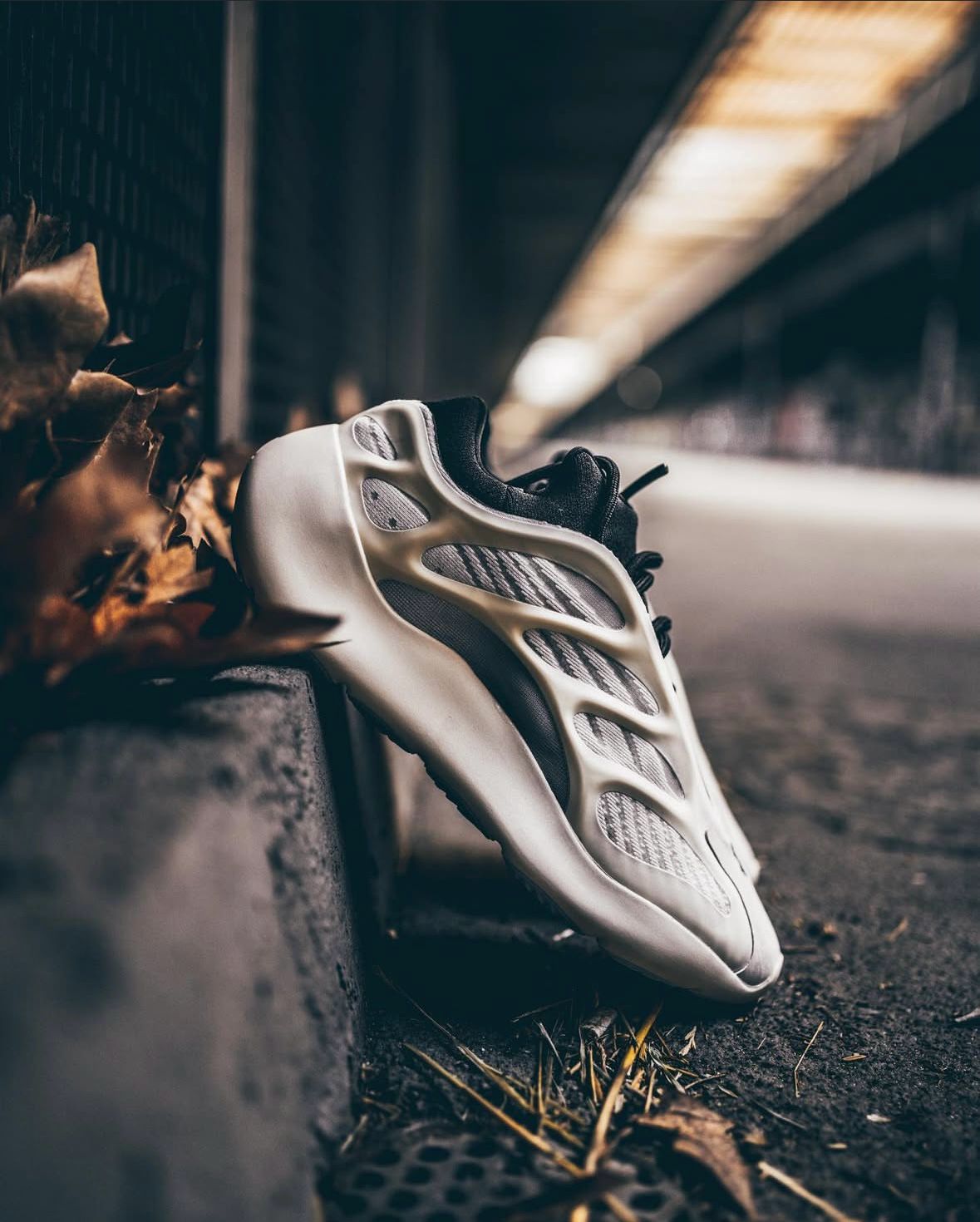 Yeezy 700 beige – GlobalSneakers - Main Image