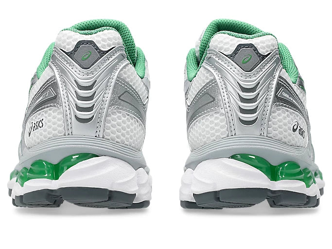 Chaussure ASICS Gel-Kayano 14 coloris Silver / Green, sneaker rétro-running avec empeigne en mesh respirant, empiècements argentés et technologie d’amorti GEL™ pour confort et stabilité.”
, vue arrière
