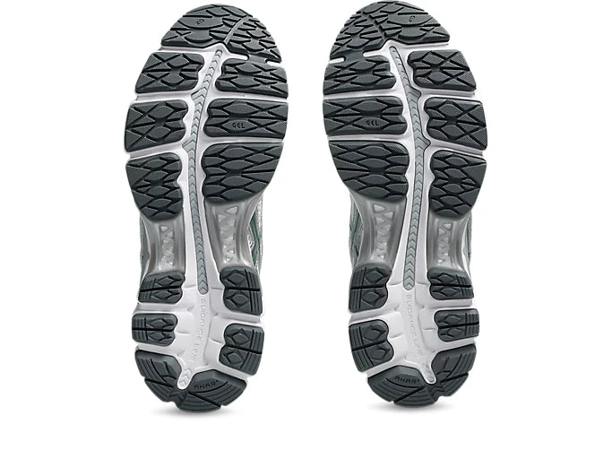 Chaussure ASICS Gel-Kayano 14 coloris Silver / Green, sneaker rétro-running avec empeigne en mesh respirant, empiècements argentés et technologie d’amorti GEL™ pour confort et stabilité.”
, vue de la semelle