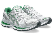 Chaussure ASICS Gel-Kayano 14 coloris Silver / Green, sneaker rétro-running avec empeigne en mesh respirant, empiècements argentés et technologie d’amorti GEL™ pour confort et stabilité.”
,vue de coté