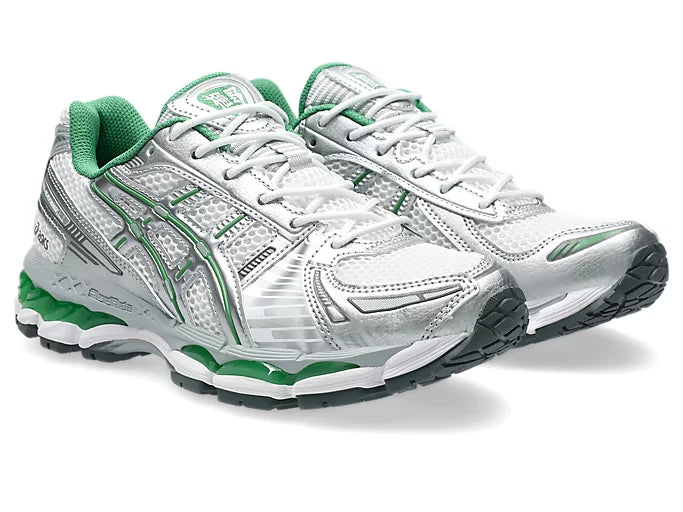 Chaussure ASICS Gel-Kayano 14 coloris Silver / Green, sneaker rétro-running avec empeigne en mesh respirant, empiècements argentés et technologie d’amorti GEL™ pour confort et stabilité.”
,vue de coté