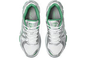 Chaussure ASICS Gel-Kayano 14 coloris Silver / Green, sneaker rétro-running avec empeigne en mesh respirant, empiècements argentés et technologie d’amorti GEL™ pour confort et stabilité.”
, vue de haut