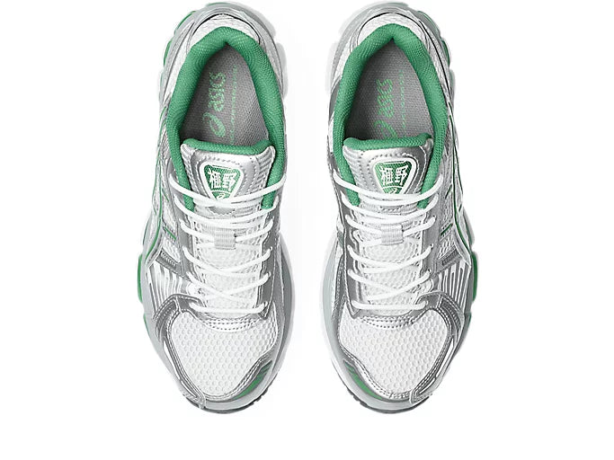 Chaussure ASICS Gel-Kayano 14 coloris Silver / Green, sneaker rétro-running avec empeigne en mesh respirant, empiècements argentés et technologie d’amorti GEL™ pour confort et stabilité.”
, vue de haut