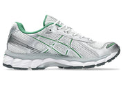 Chaussure ASICS Gel-Kayano 14 coloris Silver / Green, sneaker rétro-running avec empeigne en mesh respirant, empiècements argentés et technologie d’amorti GEL™ pour confort et stabilité.”
, vue de coté