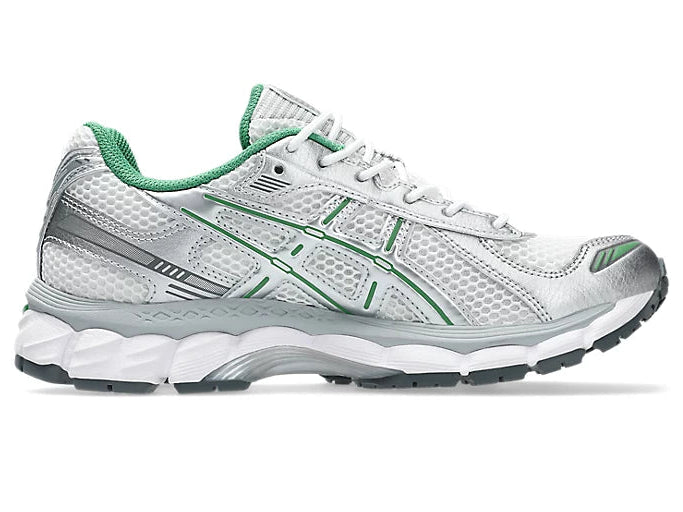 Green, sneaker rétro-running avec empeigne en mesh respirant, empiècements argentés et technologie d’amorti GEL™ pour confort et stabilité.”
, vue de coté