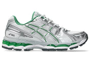 Chaussure ASICS Gel-Kayano 14 coloris Silver / Green, sneaker rétro-running avec empeigne en mesh respirant, empiècements argentés et technologie d’amorti GEL™ pour confort et stabilité.”
, vue de face