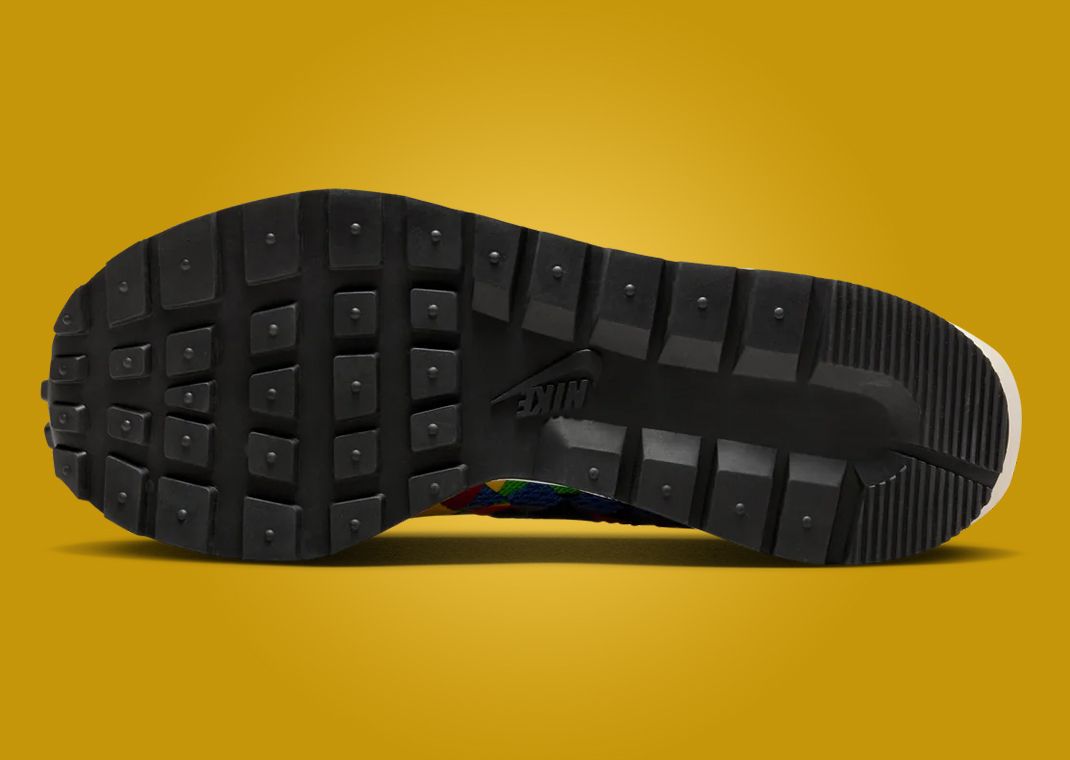 Nike VaporWaffle sacai Jean Paul Gaultier Green Gusto – chaussures hybrides avant-gardistes, vue de la semelle