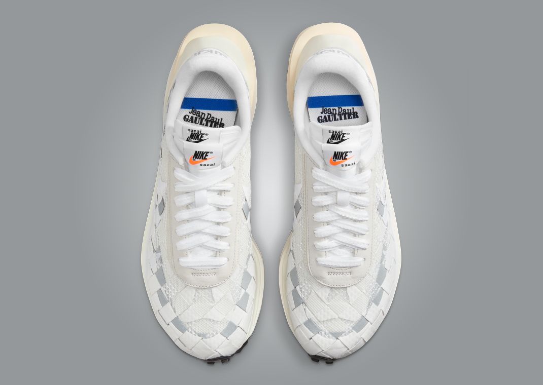 Nike VaporWaffle Woven sacai Jean Paul Gaultier White – sneaker tissée blanche avec double Swoosh et semelle Waffle, vue de haut