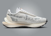 Nike VaporWaffle Woven sacai Jean Paul Gaultier White – sneaker tissée blanche avec double Swoosh et semelle Waffle , vue de face