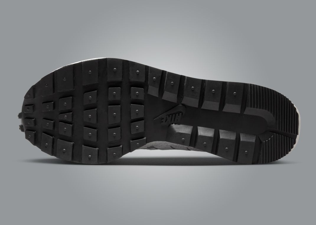 Nike VaporWaffle Woven sacai Jean Paul Gaultier White – sneaker tissée blanche avec double Swoosh et semelle Waffle , vue de la semelle