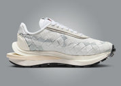 Nike VaporWaffle Woven sacai Jean Paul Gaultier White – sneaker tissée blanche avec double Swoosh et semelle Waffle, vue de face