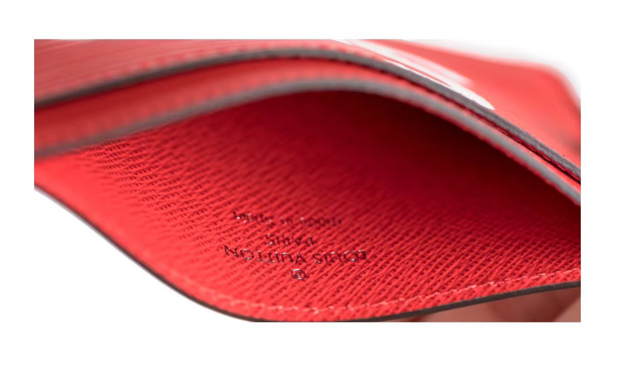 Louis Vuitton x Supreme Porte Carte Simple Epi Red écriture blanc lv logo texte