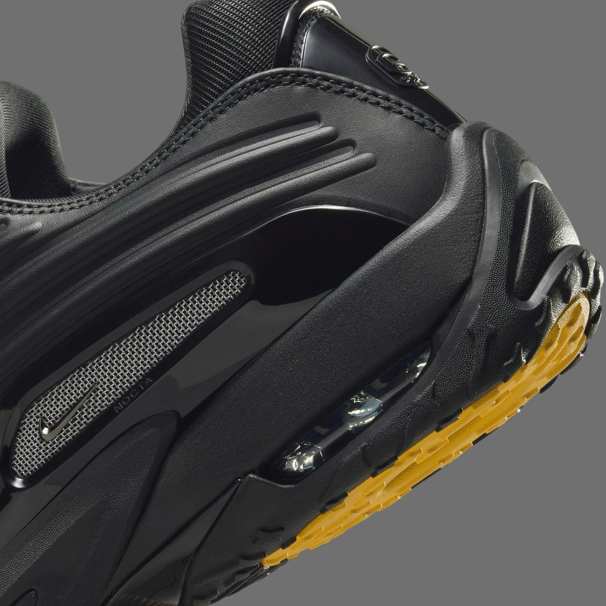 Nike Hot Step 2 Drake NOCTA Black – sneaker noire issue de la collaboration Nike x Drake, design premium et technologie Air, vue zoomer arrière