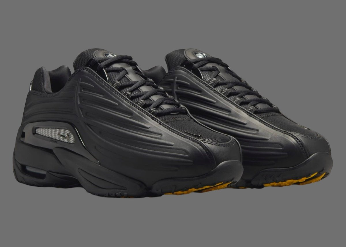 Nike Hot Step 2 Drake NOCTA Black – sneaker noire issue de la collaboration Nike x Drake, design premium et technologie Air, vue de profil