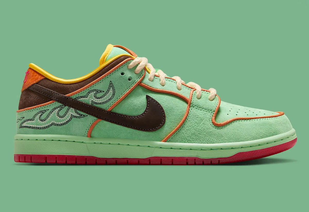 chaussure de ville Nike Dunk SB vert d'eau, marron, rouge, orange, swooch marron, vue de profil