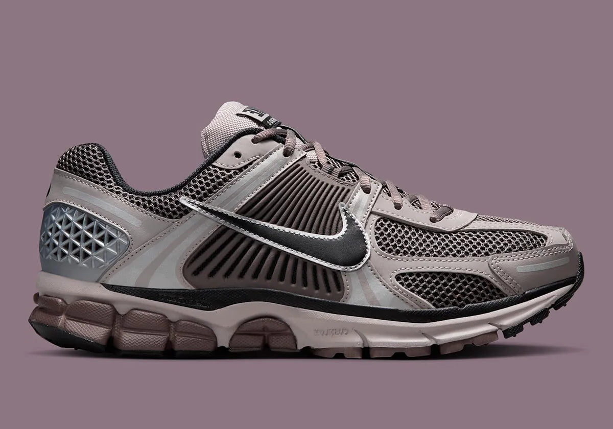 Chaussure de running Nike Zoom Vomero 5 A Ma Maniere Had , semelle légère et confortable , vue de profil