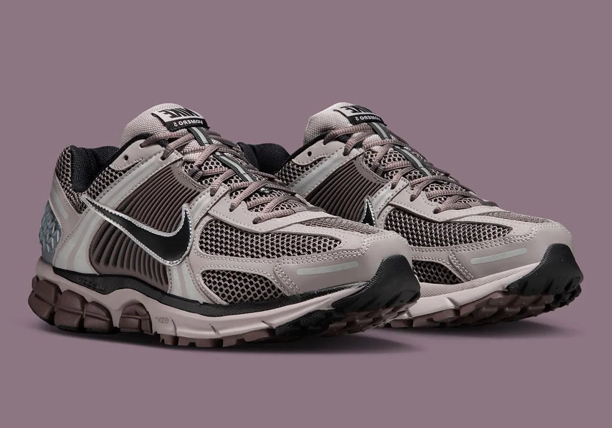 Chaussure de running Nike Zoom Vomero 5 A Ma Maniere Had , semelle légère et confortable , vue de coté