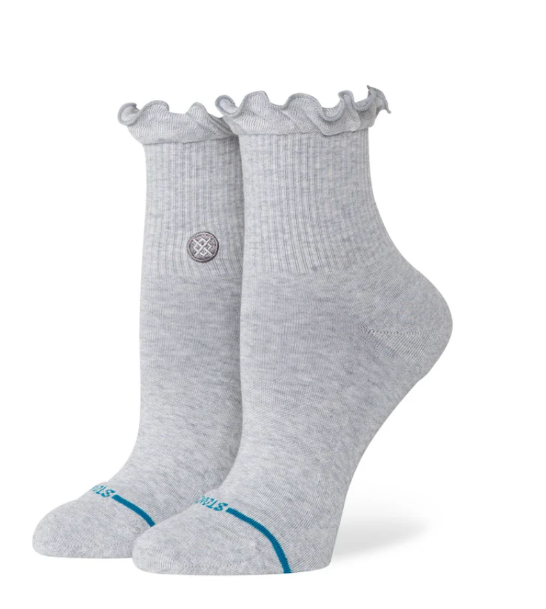 Stance Ruffle Icon Quarter Grise – chaussettes quarter en coton premium gris avec détail volanté à la cheville , vue de coter