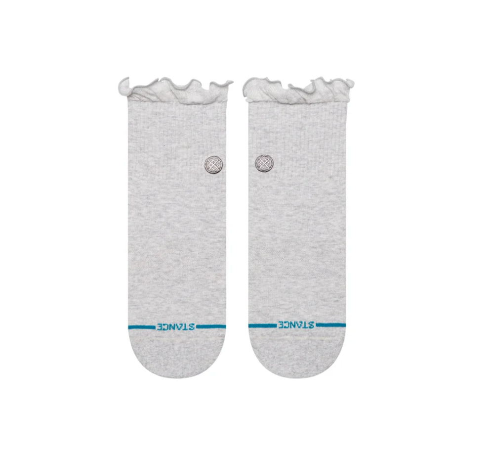 Stance Ruffle Icon Quarter Grise – chaussettes quarter en coton premium gris avec détail volanté à la cheville , vue de face