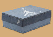 Jordan 4 Retro TEX Denim Worn Blue – sneaker en denim effet usé bleu, détails TPU translucides et semelle Air-Sole, boite imprimé denim
