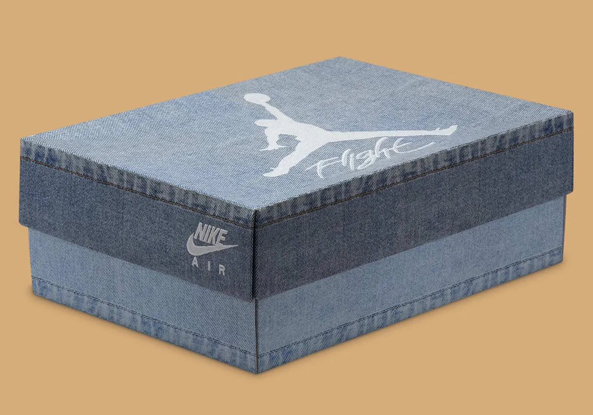 Jordan 4 Retro TEX Denim Worn Blue – sneaker en denim effet usé bleu, détails TPU translucides et semelle Air-Sole, boite imprimé denim