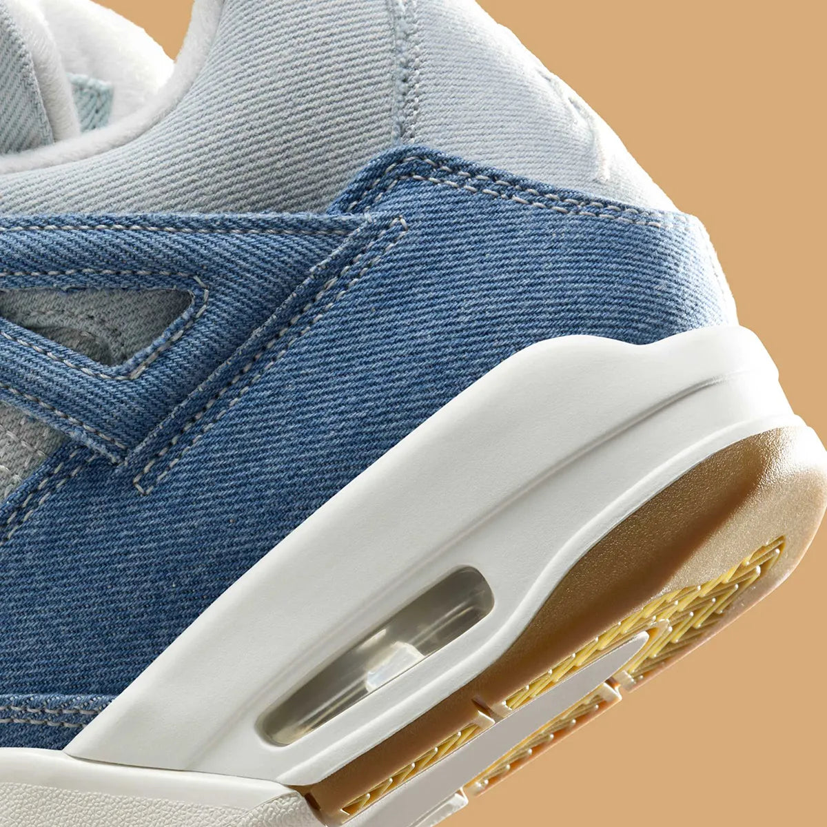 Jordan 4 Retro TEX Denim Worn Blue – sneaker en denim effet usé bleu, détails TPU translucides et semelle Air-Sole, vue zoomer arrière