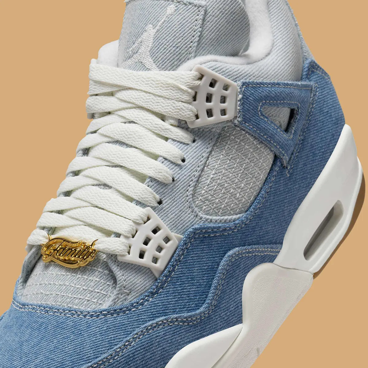 Jordan 4 Retro TEX Denim Worn Blue – sneaker en denim effet usé bleu, détails TPU translucides et semelle Air-Sole, vue zoomer de face