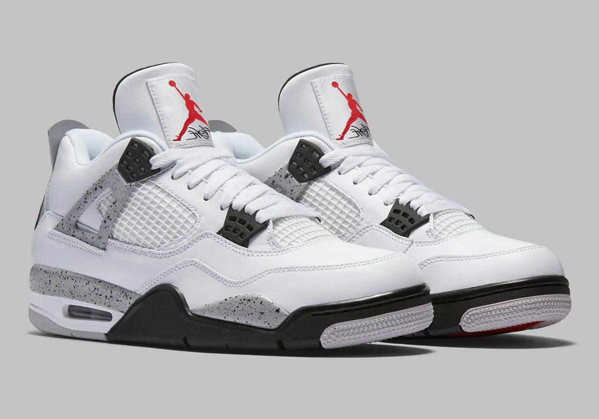 chaussure de ville Jordan 4 blanche et noir , semelle confortable , vue de 3/4