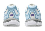 Baskets ASICS Gel-NYC Cream Arctic Sky – silhouette hybride alliant style urbain et héritage running. Coloris doux crème et bleu clair, vue de dos