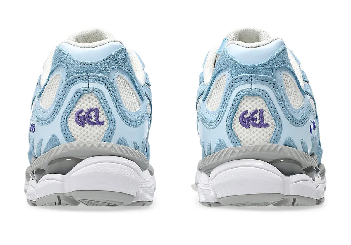 Baskets ASICS Gel-NYC Cream Arctic Sky – silhouette hybride alliant style urbain et héritage running. Coloris doux crème et bleu clair, vue de dos