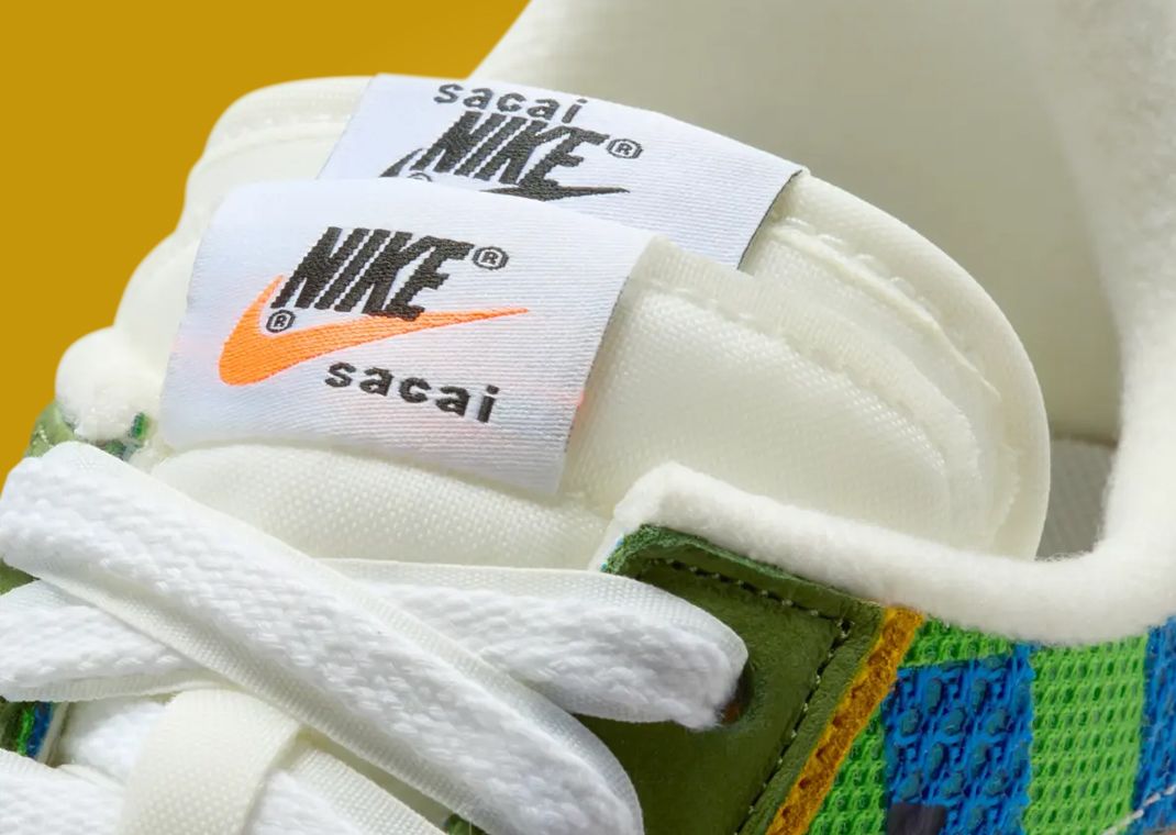 Nike VaporWaffle sacai Jean Paul Gaultier Green Gusto – chaussures hybrides avant-gardistes, vue zoomer languette