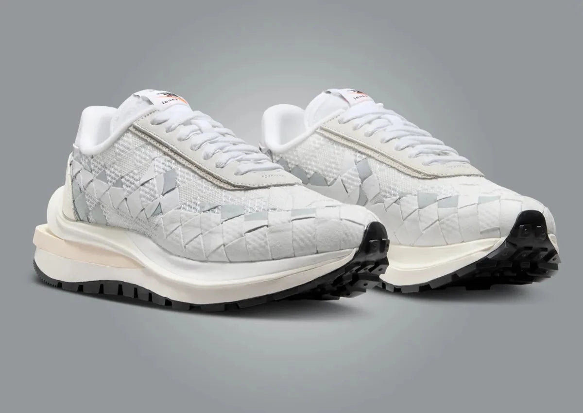 Nike VaporWaffle Woven sacai Jean Paul Gaultier White – sneaker tissée blanche avec double Swoosh et semelle Waffle, vue de profil
