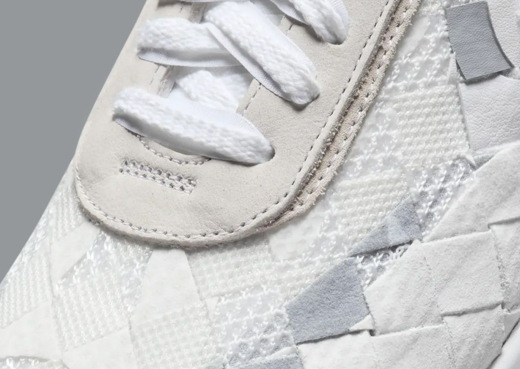 Nike VaporWaffle Woven sacai Jean Paul Gaultier White – sneaker tissée blanche avec double Swoosh et semelle Waffle, vue zoomer avant
