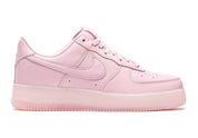 Nike Air Force 1 Low Drake NOCTA Certified Lover Boy Pink Foam – sneaker en cuir premium rose clair avec inscription Love You Forever, vue de face