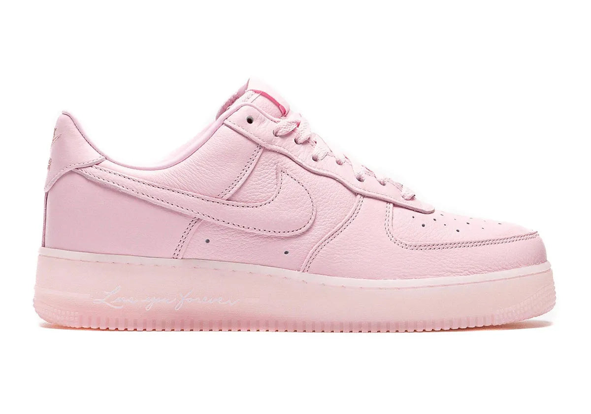 Nike Air Force 1 Low Drake NOCTA Certified Lover Boy Pink Foam – sneaker en cuir premium rose clair avec inscription Love You Forever, vue de face