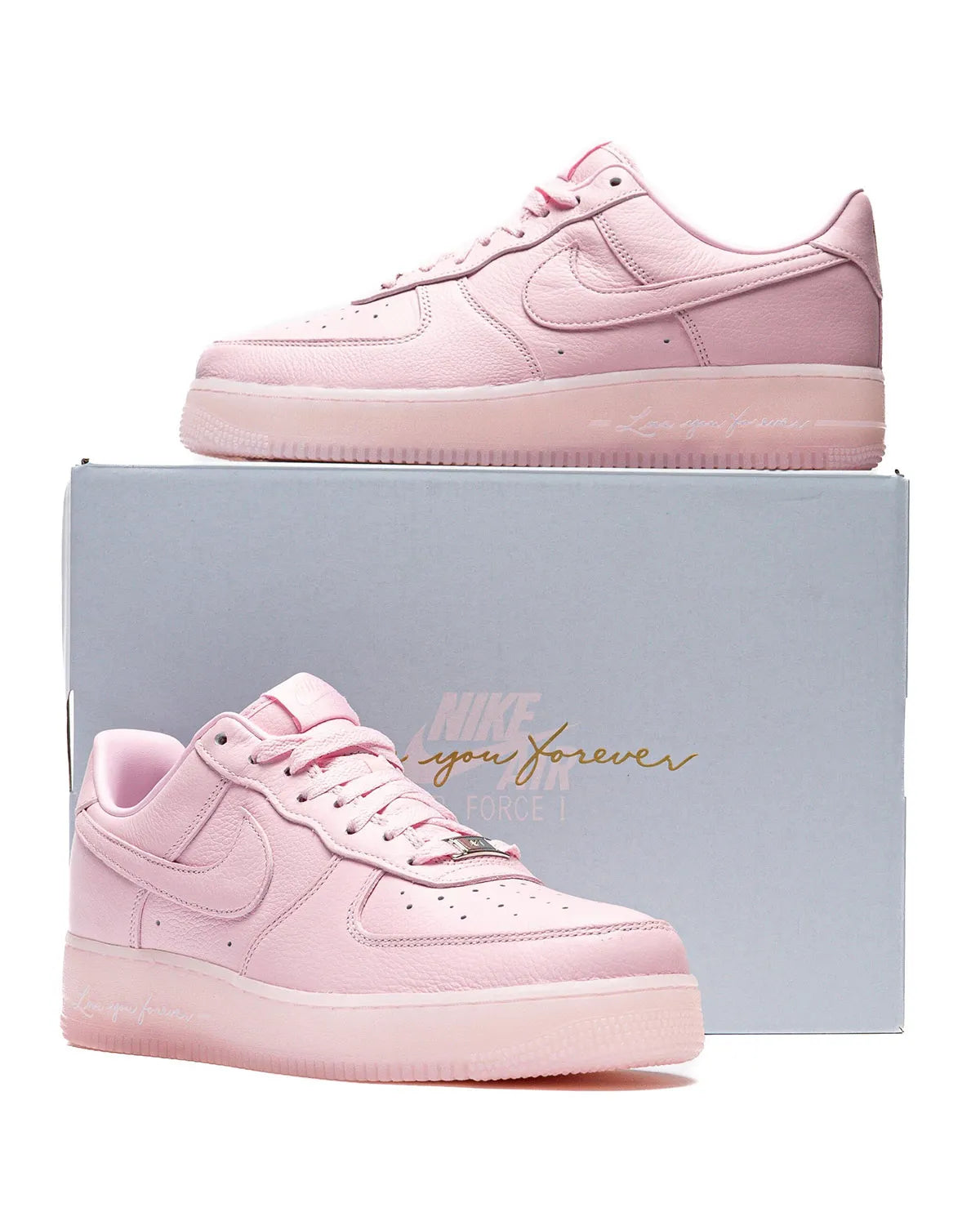 Nike Air Force 1 Low Drake NOCTA Certified Lover Boy Pink Foam – sneaker en cuir premium rose clair avec inscription Love You Forever, vue des deux pieds avec boîtes