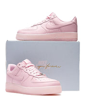 Nike Air Force 1 Low Drake NOCTA Certified Lover Boy Pink Foam – sneaker en cuir premium rose clair avec inscription Love You Forever, vue des deux pieds avec boîtes