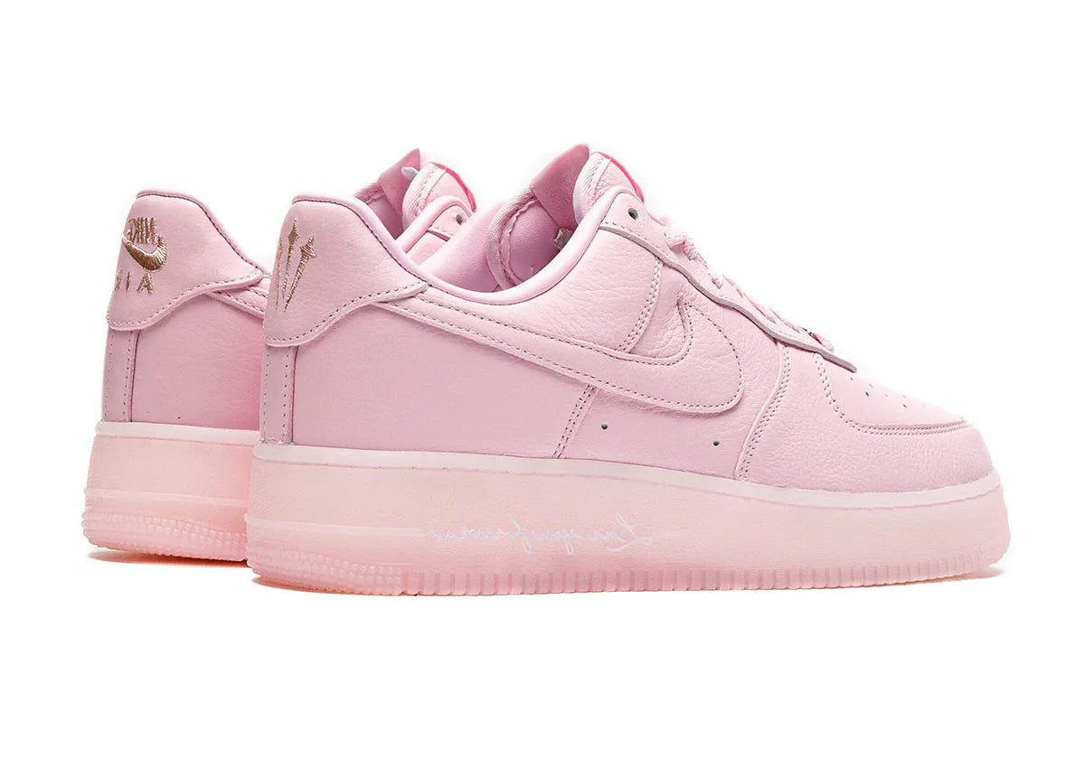 Nike Air Force 1 Low Drake NOCTA Certified Lover Boy Pink Foam – sneaker en cuir premium rose clair avec inscription Love You Forever, vue de dos