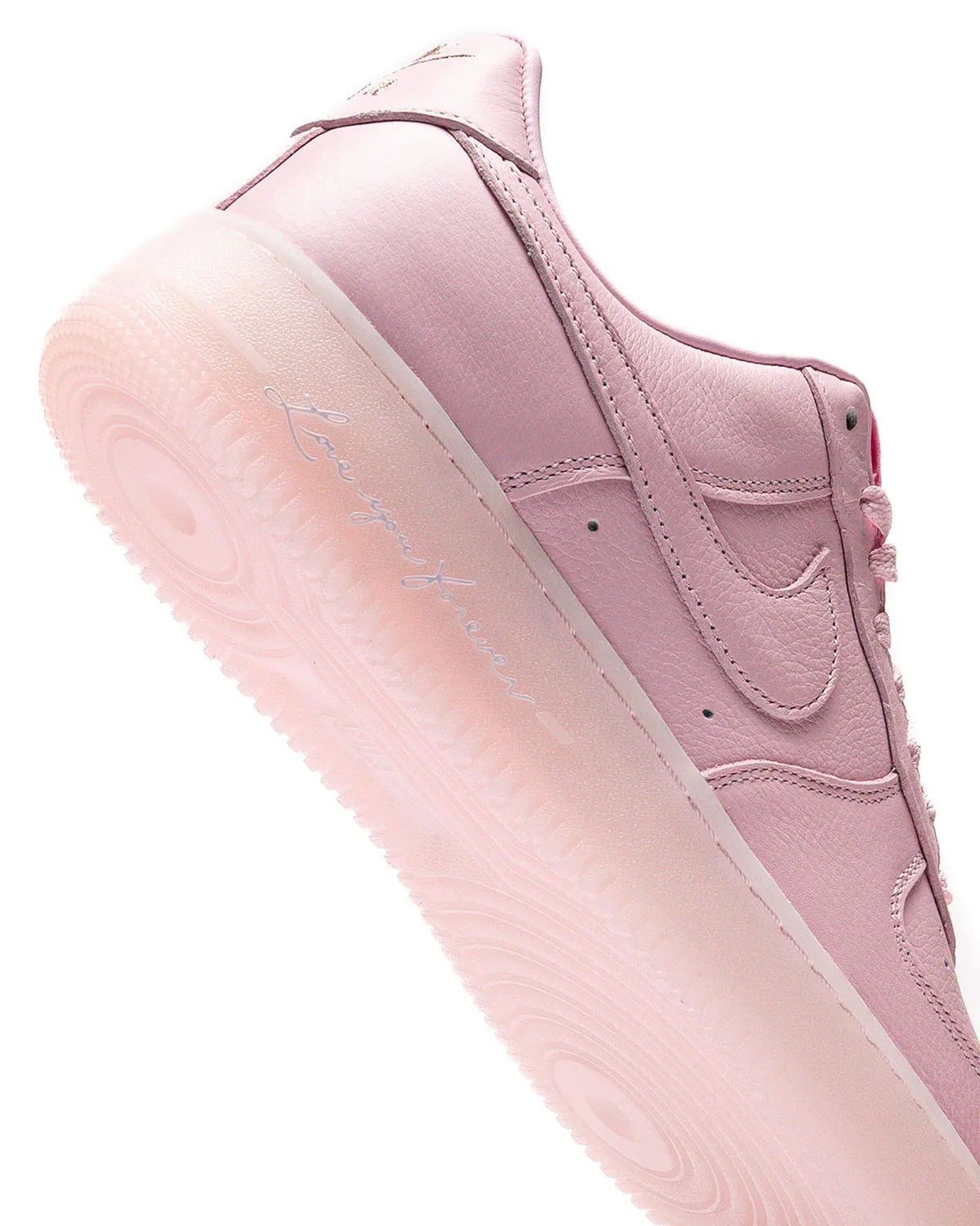 Nike Air Force 1 Low Drake NOCTA Certified Lover Boy Pink Foam – sneaker en cuir premium rose clair avec inscription Love You Forever, vue zoomer arrière