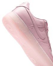 Nike Air Force 1 Low Drake NOCTA Certified Lover Boy Pink Foam – sneaker en cuir premium rose clair avec inscription Love You Forever, vue zoomer arrière
