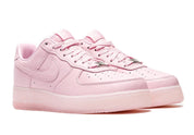 Nike Air Force 1 Low Drake NOCTA Certified Lover Boy Pink Foam – sneaker en cuir premium rose clair avec inscription Love You Forever, vue de profil