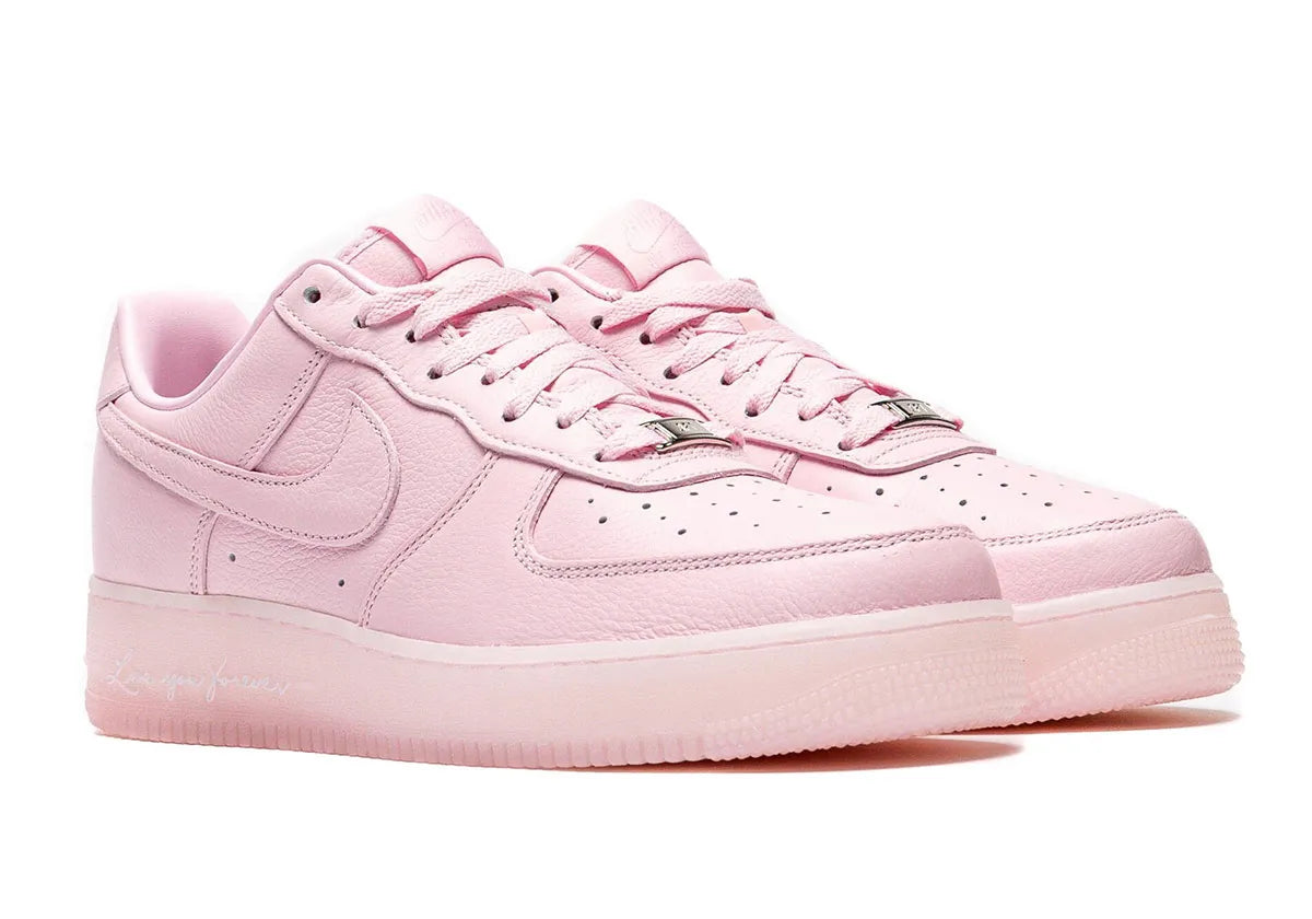 Nike Air Force 1 Low Drake NOCTA Certified Lover Boy Pink Foam – sneaker en cuir premium rose clair avec inscription Love You Forever, vue de profil