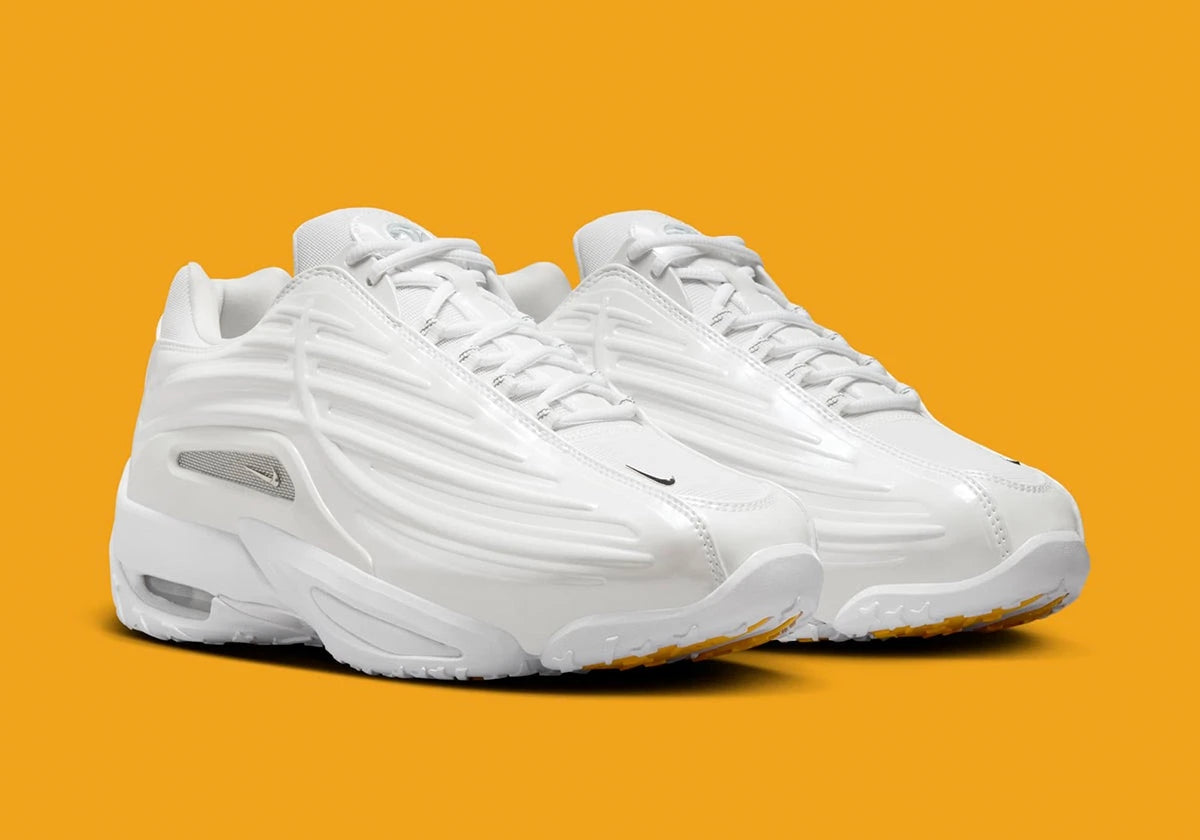 Nike Hot Step 2 Drake NOCTA White – sneaker blanche issue de la collaboration Nike x Drake, design premium et technologie Air, vue de profil