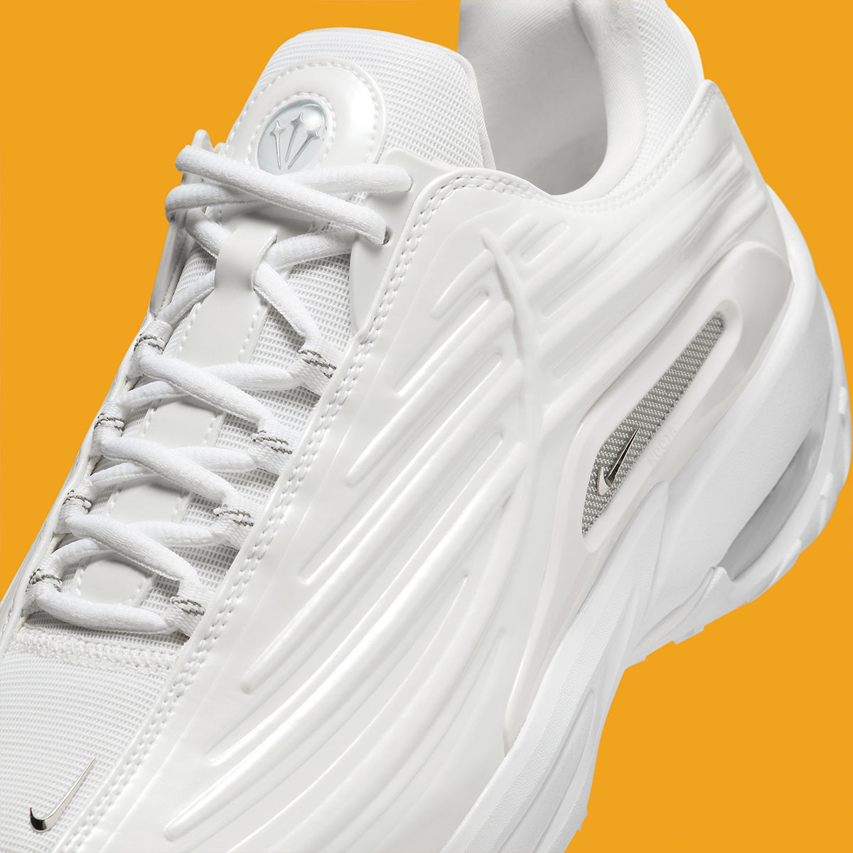 Nike Hot Step 2 Drake NOCTA White – sneaker blanche issue de la collaboration Nike x Drake, design premium et technologie Air, vue zoomer