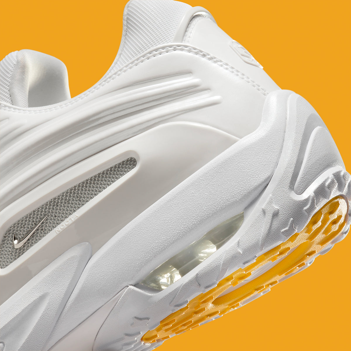 Nike Hot Step 2 Drake NOCTA White – sneaker blanche issue de la collaboration Nike x Drake, design premium et technologie Air, vue zoomer arrière