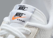 Nike VaporWaffle Woven sacai Jean Paul Gaultier White – sneaker tissée blanche avec double Swoosh et semelle Waffle, vue zoomer languette