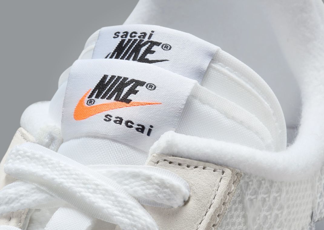 Nike VaporWaffle Woven sacai Jean Paul Gaultier White – sneaker tissée blanche avec double Swoosh et semelle Waffle, vue zoomer languette