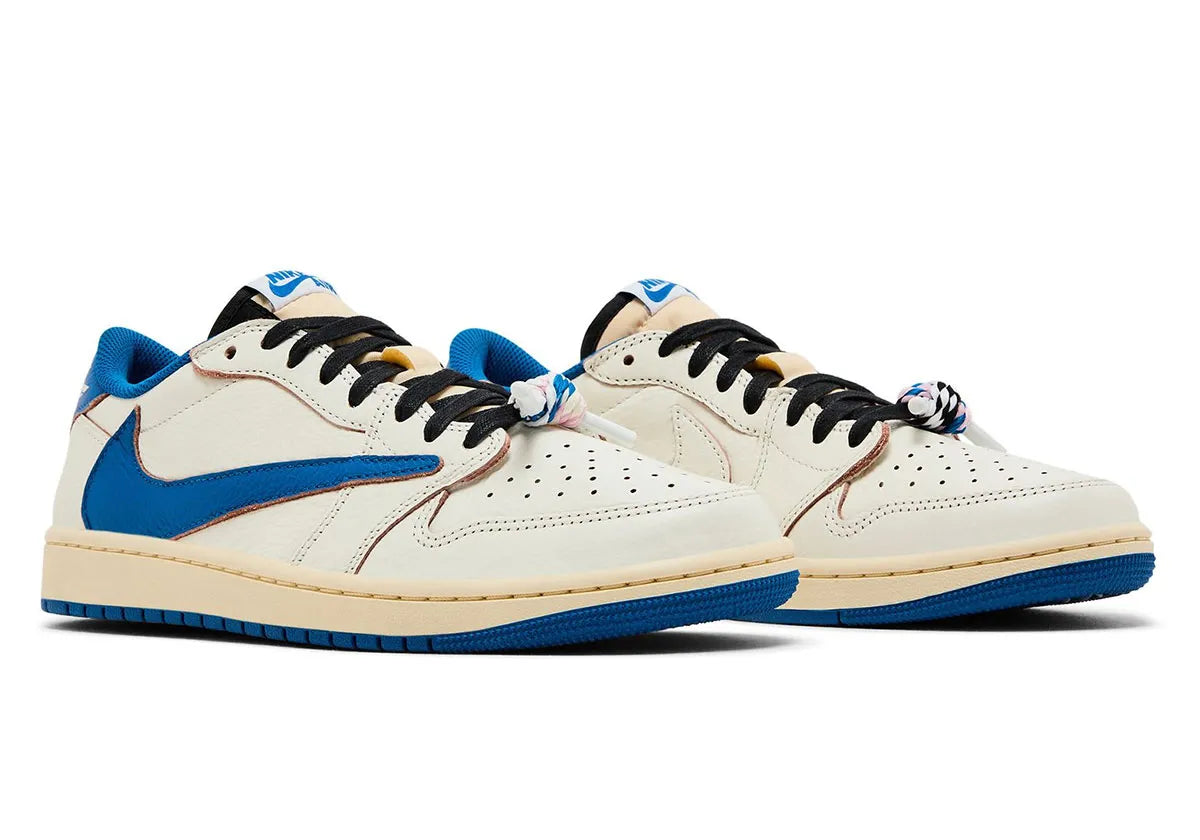 Baskets Jordan 1 Low OG SP Travis Scott x Fragment – coloris Sail Military Blue avec Swoosh inversé
