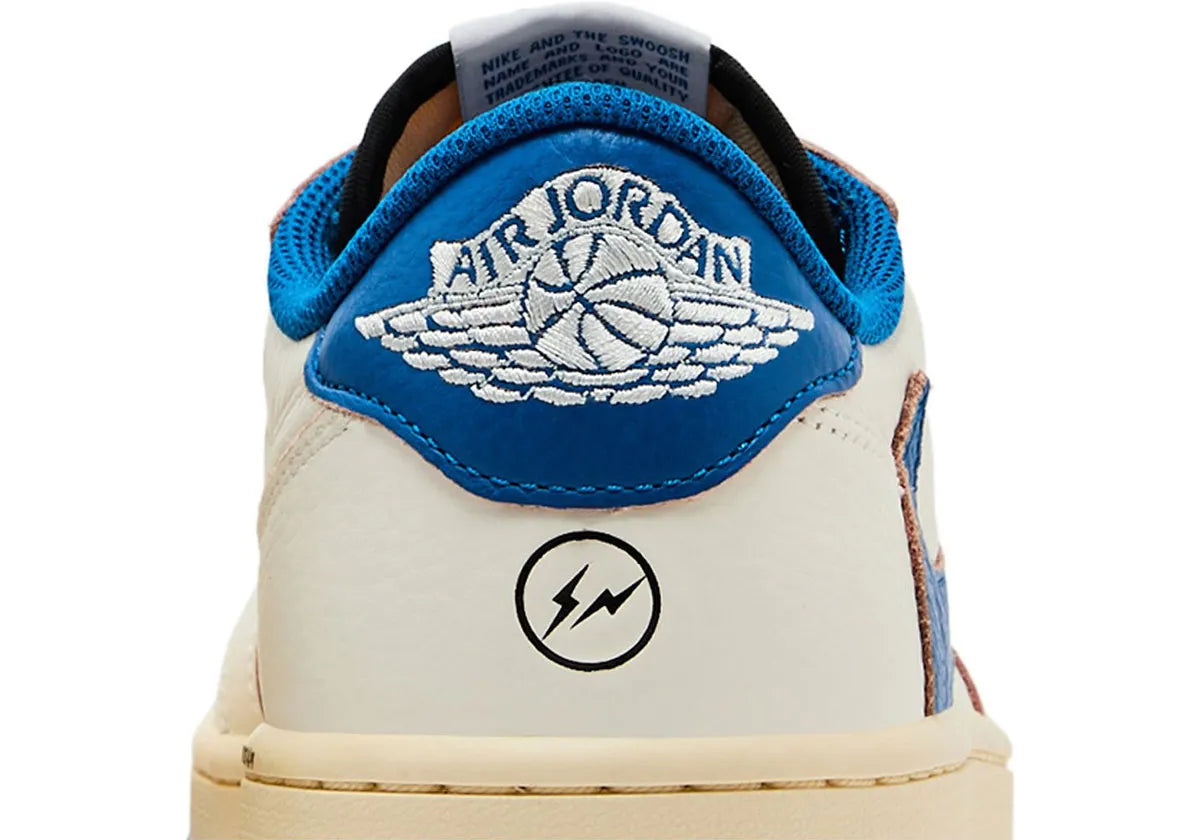 Baskets Jordan 1 Low OG SP Travis Scott x Fragment – coloris Sail Military Blue avec Swoosh inversé