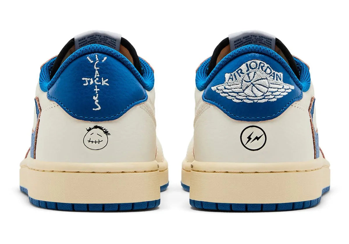 Baskets Jordan 1 Low OG SP Travis Scott x Fragment – coloris Sail Military Blue avec Swoosh inversé